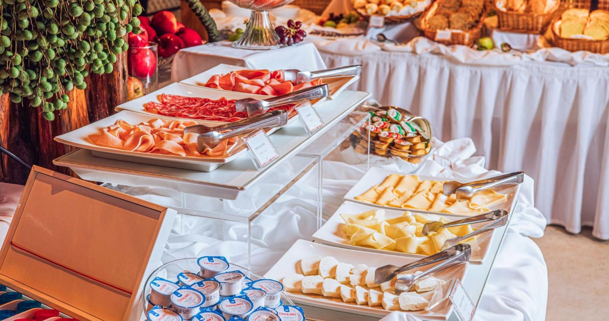 Dpny Beach Hotel & Spa Ilhabela Esterno foto A buffet